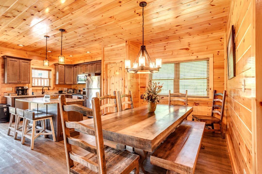 Gatlinburg Cabin With Private Hot Tub By Staycating Luaran gambar