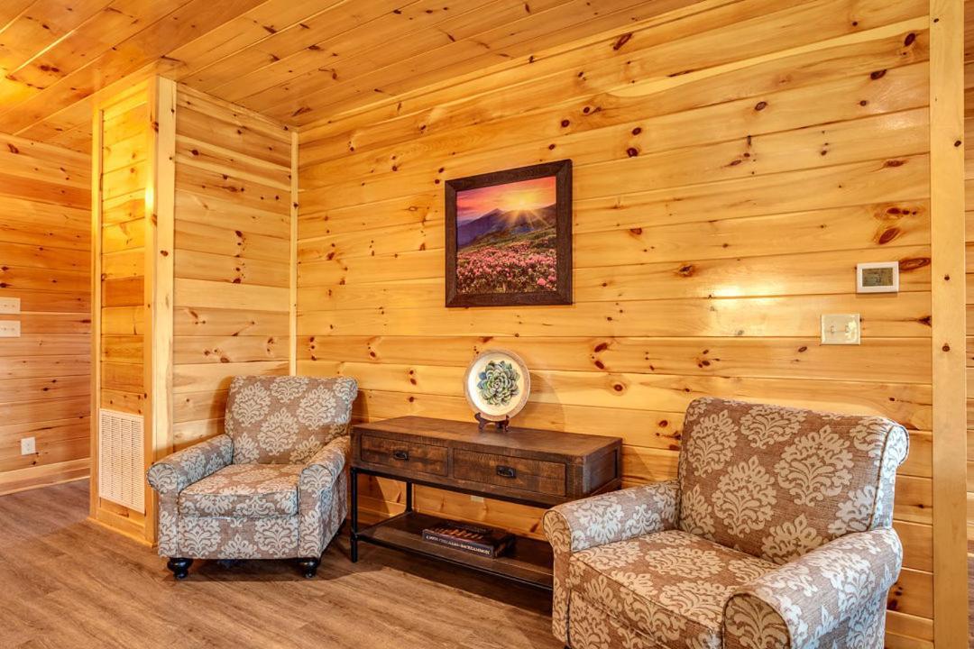 Gatlinburg Cabin With Private Hot Tub By Staycating Luaran gambar