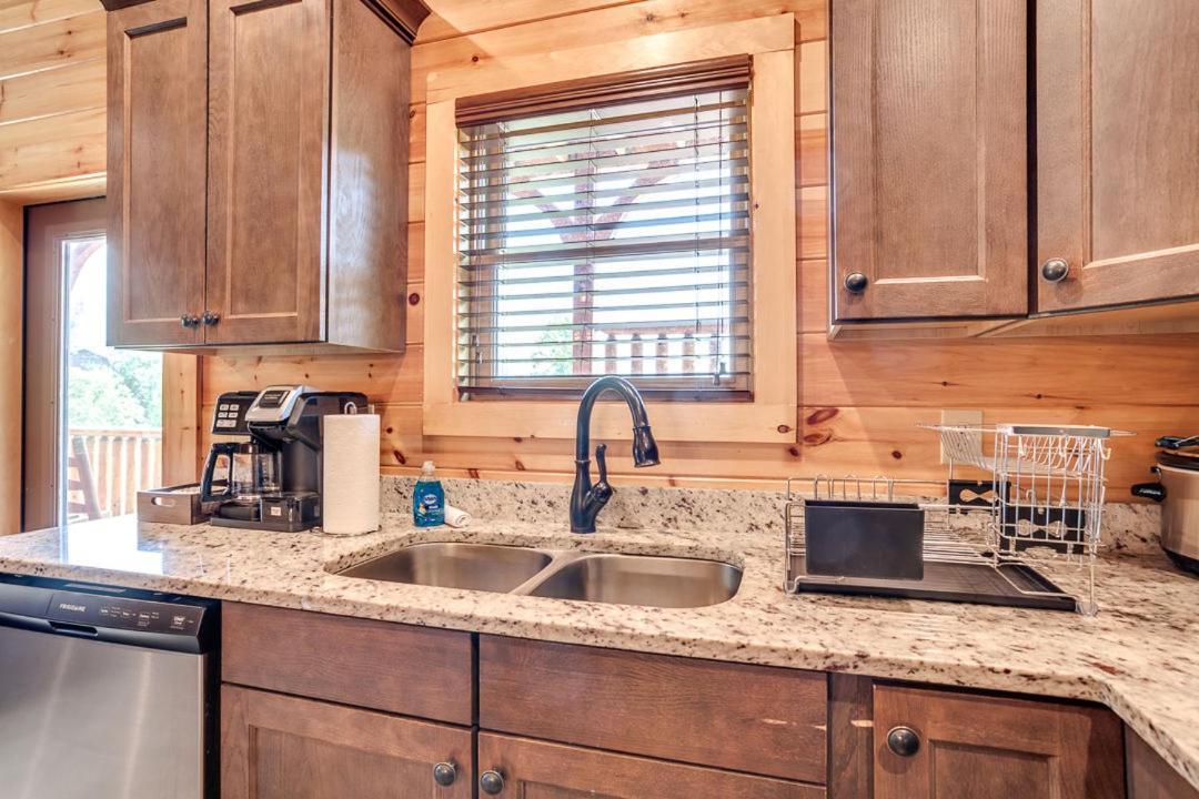 Gatlinburg Cabin With Private Hot Tub By Staycating Luaran gambar