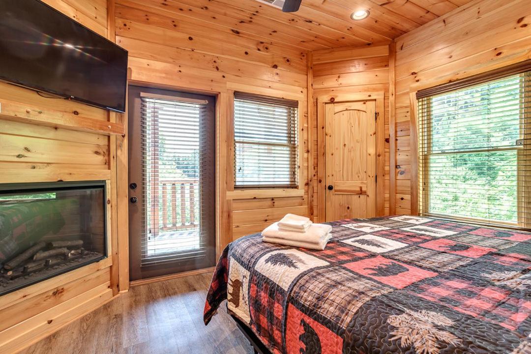 Gatlinburg Cabin With Private Hot Tub By Staycating Luaran gambar